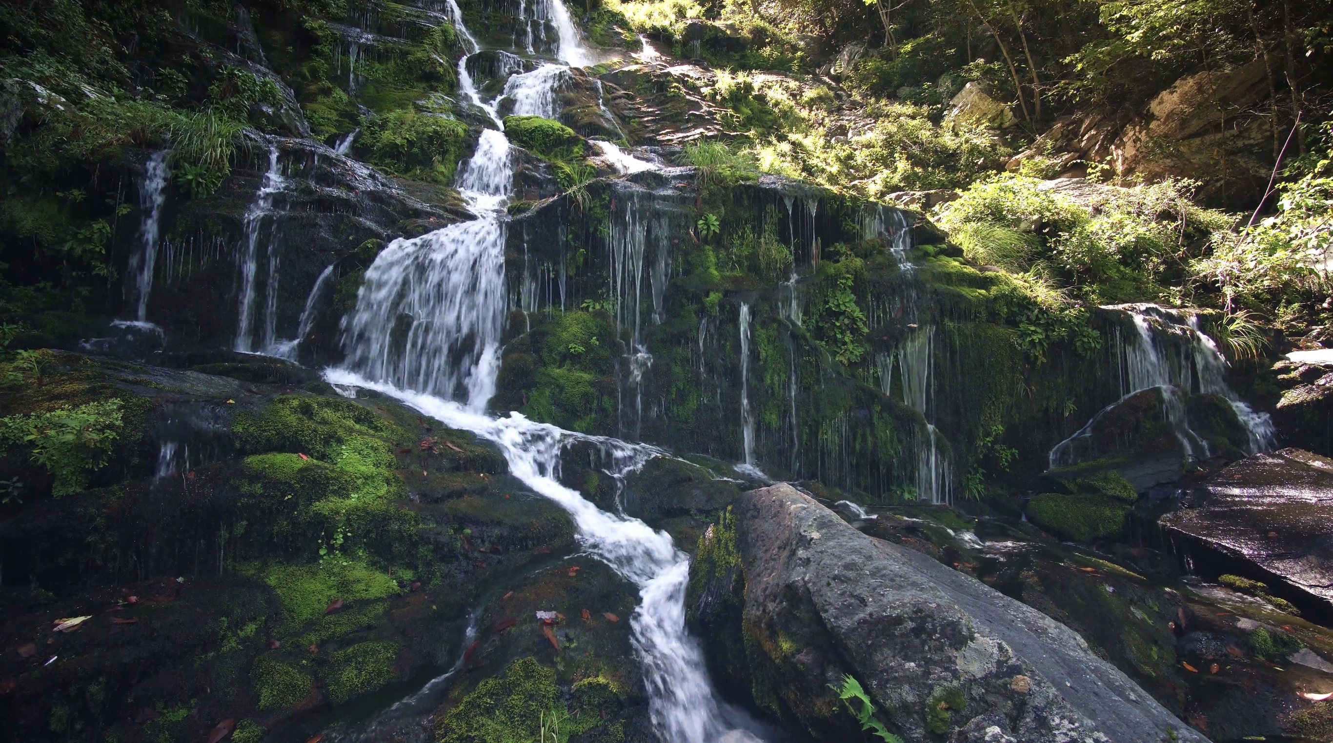 Ein großer Wasserfall der Energie, Kraft und den Fluss des 
                                                                                                                                  Lebens symbolisieren soll.